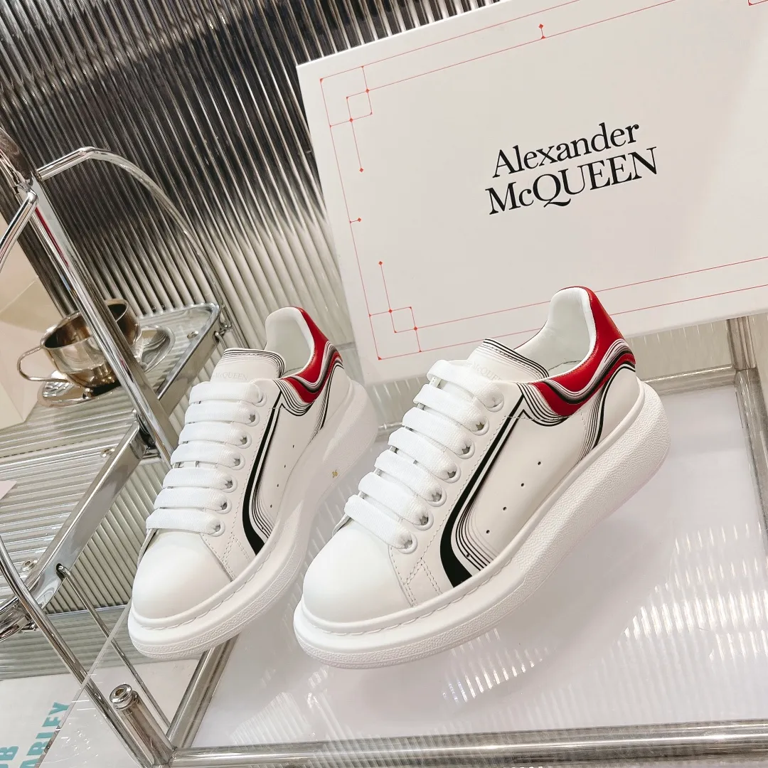 👟👟Ex-factory price 440👟👟 Men's size +10 (high version + 60 men's size plus 10) The latest addition to the counter is the top high-end version of Alexander McQueen·Alexander McQueen 2023 new wide sports shoes, white shoes and casual shoes👟New colors! The rear tail is really unique and pretty, I love it at first sight! 😍Top version! 👍🏻I won’t introduce too much about the style of this shoe. It will never go out of style year after year in spring, summer, autumn and winter. It is a super versatile style and has always been in hot demand. 🔸Upper: original custom-made latest silk cowhide 🔸Inner lining: cowhide foot pads + top-grade highly breathable mesh ��Outsole: the latest original open mold one-to-one precision mold PU vacuum outsole 🔸Female model 34-41 (customized at 34.40.41) 🔸Men's model 38-45 (customized at 38 45)
